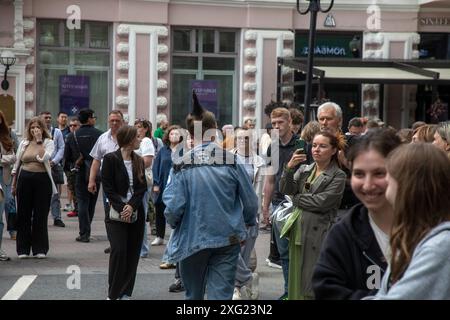 Mosca, Russia. 21 giugno 2024. Le persone camminano lungo via Arbat nel centro di Mosca in un giorno d'estate, Russia Foto Stock