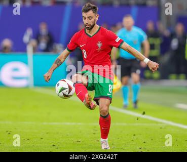 Bruno Fernandes del Portogallo durante i quarti di finale di UEFA Euro 2024 tra Portogallo e Francia il 5 luglio 2024 al Volksparkstadion di Amburgo, Germania credito: Independent Photo Agency/Alamy Live News Foto Stock