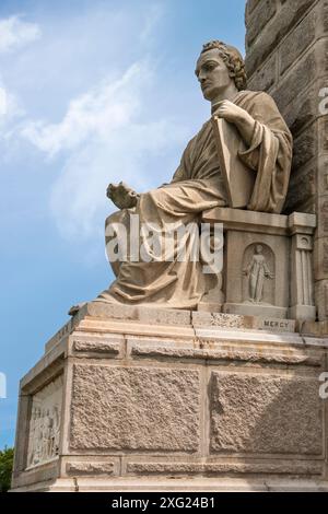 Law - una delle quattro figure che compongono il piedistallo del National Monument to the Forefathers in Allerton Street, Plymouth, Massachusetts Foto Stock