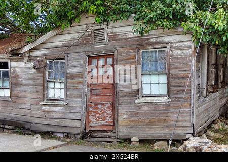 Casa in legno nella campagna di Antigua, Caraibi. Zona agricola. Povertà. Shack. Agricoltore. Piantagione. Foto Stock