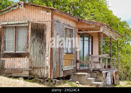 Casa in legno nella campagna di Antigua, Caraibi. Zona agricola. Povertà. Foto Stock