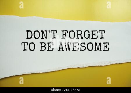 Non dimenticare di essere Awesomemessage scritto su carta bianca con sfondo strappato Foto Stock