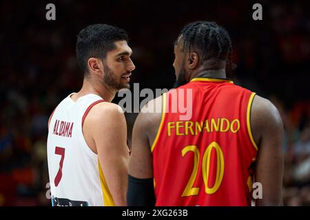 Santiago Aldama dalla squadra spagnola, Bruno Fernando dall'Angola visto in azione durante la partita tra Spagna e Angola nelle qualificazioni olimpiche FIBA a. Foto Stock