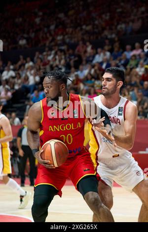 Bruno Fernando della squadra angolana, Santiago Aldama della squadra spagnola visto in azione durante la partita tra Spagna e Angola nelle qualificazioni olimpiche FIBA a. Foto Stock