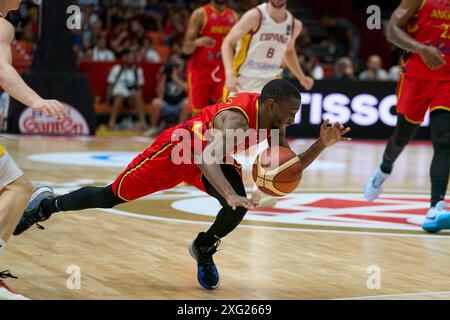 Childe Dundao, squadra angolana, visto in azione durante la partita tra Spagna e Angola nel Torneo di qualificazione olimpica FIBA Spagna 2024 fase a gironi su Foto Stock