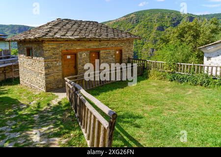 Kovachevitsa, Bulgaria - 29 settembre 2023: Vista delle case tipiche del villaggio di Kovachevitsa, Monti Rodopi, Bulgaria Foto Stock