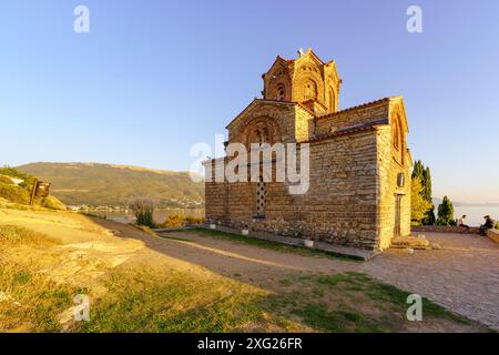 Ocrida, Macedonia del Nord - 3 ottobre 2023: Vista al tramonto della chiesa di San Giovanni il Teologo, con i visitatori, nella città vecchia di Ocrida, North Mace Foto Stock