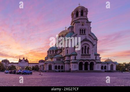 Vista all'alba della cattedrale di St. Alexander Nevsky, a Sofia, Bulgaria Foto Stock