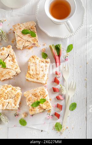 Dolce e deliziosa torta al lievito di rabarbaro servita con tè. Torta al rabarbaro servita con tè. Foto Stock