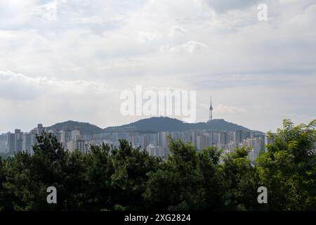 Seoul, Corea del Sud - 31 agosto 2023: Vista della città di Seoul, dal monte Eungbongsan. E' uno dei punti panoramici di Seoul Foto Stock