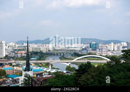 Seoul, Corea del Sud - 31 agosto 2023: Vista della città di Seoul, dal monte Eungbongsan. E' uno dei punti panoramici di Seoul Foto Stock