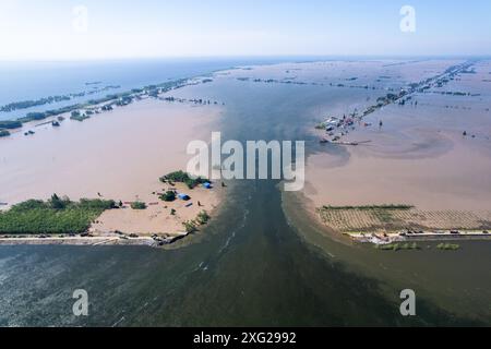 Hunan, Cina. 6 luglio 2024. (240706) -- YUEYANG, 6 luglio 2024 (Xinhua) -- una foto di un drone aereo scattata il 6 luglio 2024 mostra il sito di una breccia di diga nella città di Tuanzhou, nella contea di Huarong sotto la città di Yueyang, nella provincia di Hunan della Cina centrale. Secondo il Ministero della gestione delle emergenze, un team di lavoro è stato inviato nella provincia di Hunan della Cina centrale per guidare gli sforzi di salvataggio dopo una diga nel secondo lago d'acqua dolce più grande del paese il venerdì pomeriggio. Più di 800 persone del China National Comprehensive Fire and Rescue Team, 146 veicoli e 82 barche sono state inviate al Foto Stock