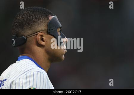 Kylian Mbappe (Francia) durante la partita UEFA Euro Germania 2024 tra Portogallo 4-5 Francia al Volkspakstadion il 5 luglio 2024 ad Amburgo, Germania. Crediti: Maurizio Borsari/AFLO/Alamy Live News Foto Stock