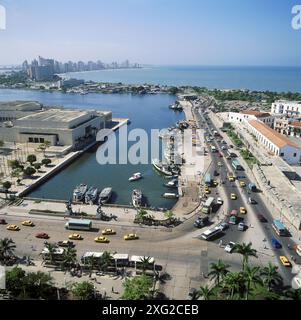 Convention Center di Los Pegasos wharf. Bocagrande in background. Cartagena de Indias. Colombia Foto Stock