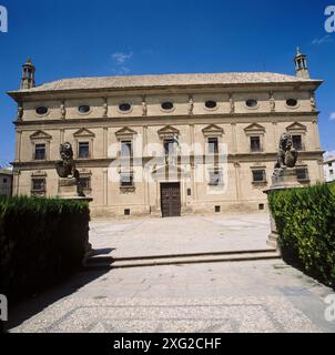 Palacio de las Cadenas (costruito del XVI secolo) nella città di Ubeda, ora occupata dal Municipio. Provincia di Jaén, Andalusia, Spagna Foto Stock