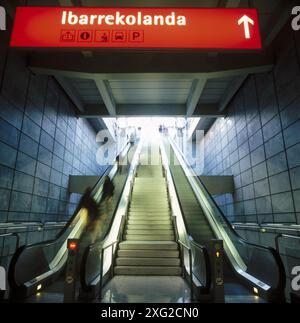 Scale mobili alla stazione Sarriko, Bilbao metropolitana (progettato dall architetto normale Foster). Paesi Baschi, Spagna Foto Stock