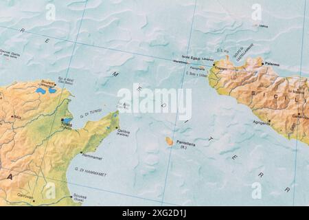 Mappa del Mediterraneo con Sicilia (Italia, Europa) e Tunisi (Africa). Foto Stock