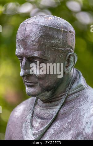 East Grinstead, 29 giugno 2024: Statua di Sir Archibald McIndoe fuori dal Sackville College Foto Stock