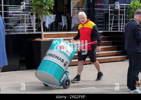 Silverstone, Regno Unito. 5 luglio 2024. Lavoratore DHL con barile di prodotto Petronas nel paddock durante il Gran Premio di Gran Bretagna della Qatar Airways di Formula uno al circuito di Silverstone, Silverstone, Inghilterra, Regno Unito il 5 luglio 2024 credito: Every Second Media/Alamy Live News Foto Stock