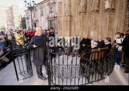 Visita al "Tribunal de las Aguas" (Corte d'acqua) presso la Puerta de los Apóstoles (porta degli Apostoli). Cattedrale. Valencia. Spagna Foto Stock