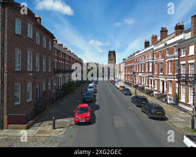 Vista della cattedrale anglicana di Liverpool lungo Canning St nel quartiere georgiano di Liverpool. Foto Stock