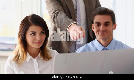 Lavoro di squadra su computer desktop, boss point sullo schermo, questa scelta perfetta Foto Stock