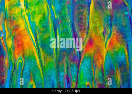 Illustrazione di marmorizzata e acquosa con onde organiche e multicolore create con vernice acrilica nei colori primari, perfetta per sfondi e t Foto Stock