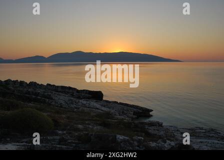 Alba sull'isola di Itaka da Sami, Cefalonia, Mar Ionio, Grecia Foto Stock