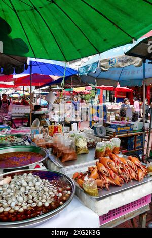 Bangkok, Thailandia. Bancarelle di pesce che vendono gamberi, gamberi, vongole, lumache di mare, calamari, polpo e cozze con labbra verdi. Foto Stock