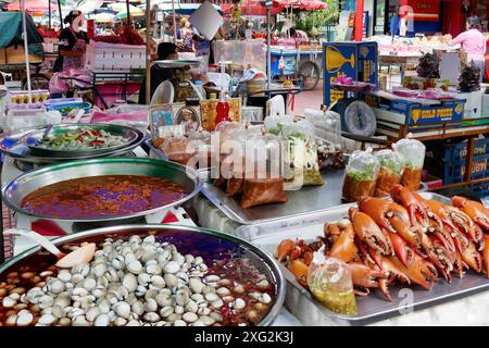 Bangkok, Thailandia. Bancarelle di pesce che vendono gamberi, gamberi, vongole, lumache di mare, calamari, polpo e cozze con labbra verdi. Foto Stock