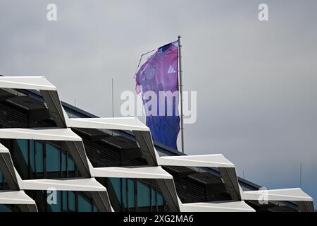 Herzzogenaurach, Germania. 6 luglio 2024. Calcio, UEFA Euro 2024, Campionato europeo, dopo l'eliminazione della nazionale tedesca, una bandiera a forma di maglia di trasferta vola sopra la sede dell'Adidas per segnalare che la nazionale non è in casa. Crediti: Federico Gambarini/dpa/Alamy Live News Foto Stock