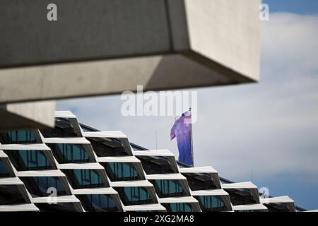 Herzogenaurach, Germania. 6 luglio 2024. Calcio, UEFA Euro 2024, Campionato europeo, dopo l'eliminazione della nazionale tedesca, una bandiera a forma di maglia di trasferta vola sopra la sede dell'Adidas per segnalare che la nazionale non è in casa. Crediti: Federico Gambarini/dpa/Alamy Live News Foto Stock