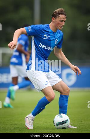 Genk, Belgio. 6 luglio 2024. Genk's Matte Smets in azione durante una partita amichevole tra KRC Genk e Sporting Charleroi, sabato 06 luglio 2024 a Genk, in preparazione della prossima stagione 2024-2025 della Jupiler Pro League. BELGA PHOTO VIRGINIE LEFOUR credito: Belga News Agency/Alamy Live News Foto Stock