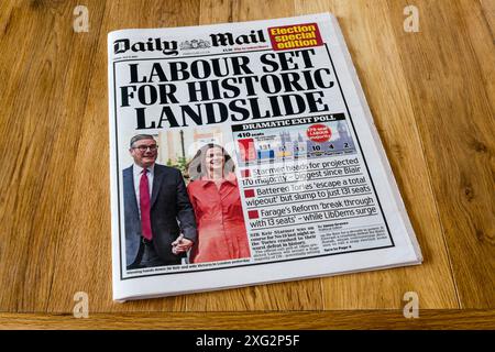 5 luglio 2024. Il giorno dopo una vittoria laburista alle elezioni generali, il titolo della prima pagina del Daily mail recita Labour Set for Historic Landslide. Foto Stock