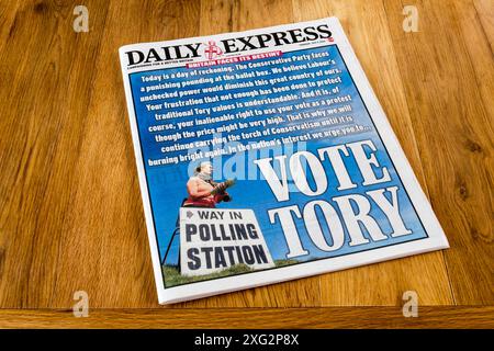 4 luglio 2024. Il titolo in prima pagina del Daily Express del giorno delle elezioni generali del 2024 è Vote Tory. Foto Stock