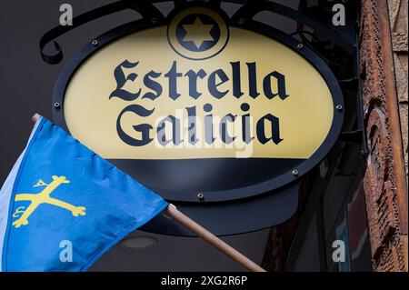 Madrid, Spagna. 5 luglio 2024. Un cartello con la marca spagnola di birra lager pallida Estrella Galicia, prodotta dalla ditta Hijos de Rivera Brewery, è visibile in Spagna. (Foto di Xavi Lopez/SOPA Images/Sipa USA) credito: SIPA USA/Alamy Live News Foto Stock