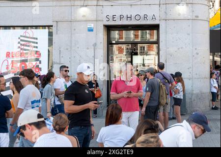 Madrid, Spagna. 5 luglio 2024. Gli acquirenti e i pedoni sono visti fuori dal negozio Sephora, il marchio francese di prodotti per la cura della persona e la bellezza, in Spagna. (Foto di Xavi Lopez/SOPA Images/Sipa USA) credito: SIPA USA/Alamy Live News Foto Stock