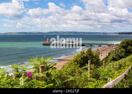 Bournemouth, Dorset, Regno Unito. 6 luglio 2024. Meteo nel Regno Unito: Dopo le recenti piogge il sole torna, anche se ventilato e non particolarmente caldo per il periodo dell'anno. Gli amanti della spiaggia si dirigono verso la spiaggia di Bournemouth per godersi il sole. Crediti: Carolyn Jenkins/Alamy Live News Foto Stock