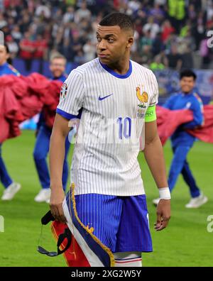 AMBURGO, GERMANIA - 5 LUGLIO: La Francia Kylian Mbappe ha preceduto i quarti di finale di UEFA EURO 2024 tra Portogallo e Francia al Volksparkstadion il 5 luglio 2024 ad Amburgo, Germania. © diebilderwelt / Alamy Stock Foto Stock