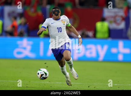AMBURGO, GERMANIA - 5 LUGLIO: La Francia Kylian Mbappe durante i quarti di finale di UEFA EURO 2024 tra Portogallo e Francia al Volksparkstadion il 5 luglio 2024 ad Amburgo, Germania. © diebilderwelt / Alamy Stock Foto Stock