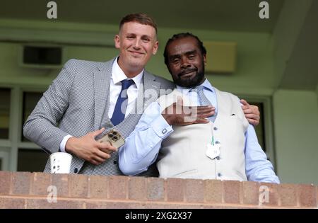 Racegoers il giorno 365 della Old Newton Cup presso l'ippodromo Haydock Park di Newton-le-Willows. Data foto: Sabato 6 luglio 2024. Guarda LE CORSE DI Haydock di PA Story. Il credito fotografico dovrebbe essere: Ian Hodgson per il Jockey Club/PA Wire. RESTRIZIONI: Solo per uso editoriale, l'uso commerciale è soggetto a previa autorizzazione da parte del Jockey Club/Sandown Park Racecourse Foto Stock