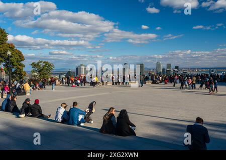 Montreal, Quebec, Canada. Folle di persone che visitano il Mount Royal Park. Piazza panoramica del Mount Royal Chalet Kondiaronk Belvedere. Foto Stock