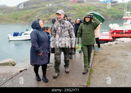 Groenlandia, Danimarca. 6 luglio 2024. Re Federico X e la regina Maria arrivano a Narsaq in Groenlandia, sabato 6 luglio 2024. La coppia reale visita ufficialmente la Groenlandia dal 29 giugno al 6 luglio 2024. La visita inizia nella baia di Disko e la coppia reale, quindi viaggia con Dannebrog a sud lungo la costa occidentale della Groenlandia. (Foto: IDA Marie Odgaard/Scanpix 2024) credito: Ritzau/Alamy Live News Foto Stock