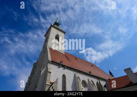 Cattedrale di San Martino guglia e chiesa gotica esterno a Bratislava, Slovacchia Foto Stock