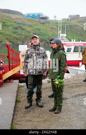 Groenlandia, Danimarca. 6 luglio 2024. Re Federico X e la regina Maria arrivano a Narsaq in Groenlandia, sabato 6 luglio 2024. La coppia reale visita ufficialmente la Groenlandia dal 29 giugno al 6 luglio 2024. La visita inizia nella baia di Disko e la coppia reale, quindi viaggia con Dannebrog a sud lungo la costa occidentale della Groenlandia. (Foto: IDA Marie Odgaard/Scanpix 2024) credito: Ritzau/Alamy Live News Foto Stock