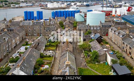 Footdee o Fittie Aberdeen, un vecchio villaggio di pescatori alla fine del porto di Aberdeen, piccoli giardini e prati in estate Foto Stock