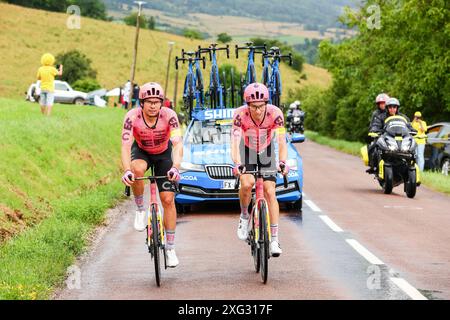 Colombey Les Deux Eglises, Francia. 6 luglio 2024. Lo svizzero Stefan Bissegger di EF Education-EasyPost e lo statunitense Neilson Powless di EF Education-EasyPost in azione durante la tappa 8 della gara ciclistica Tour de France 2024, da Semur-en-Auxois a Colombey-les-Deux-Eglises, Francia (183, 4 km) sabato 6 luglio 2024. La 111a edizione del Tour de France inizia sabato 29 giugno e si concluderà a Nizza, in Francia, il 21 luglio. BELGA PHOTO POOL LUCA BETTINI credito: Belga News Agency/Alamy Live News Foto Stock