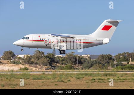 Bahrain Royal Flight British Aerospace Avro 146-RJ70 (REG: A9C-BRF), era 9H-ACP con Air Malta, e EI-CPL con Azzurra Air. Foto Stock