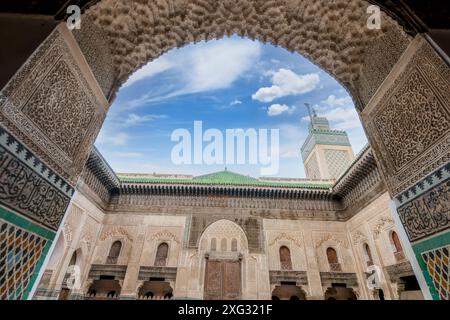 Fez, Marocco - 23 marzo 2024: La moschea al Quaraouiyine (o al-Karaouine) è un simbolo della città sacra islamica di Fez. È anche la più antica unità Foto Stock