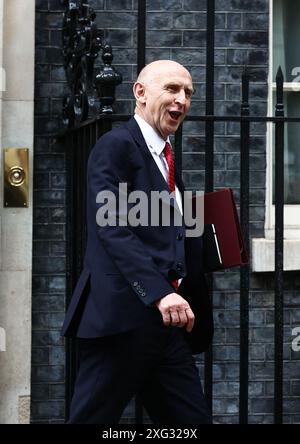 Il segretario alla difesa John Healey, lasciò il 10 di Downing Street, Londra, dopo aver preso parte alla prima riunione di gabinetto del primo ministro Sir Keir Starmer dopo la schiacciante vittoria elettorale generale per il Partito Laburista. Data foto: Sabato 6 luglio 2024. Foto Stock